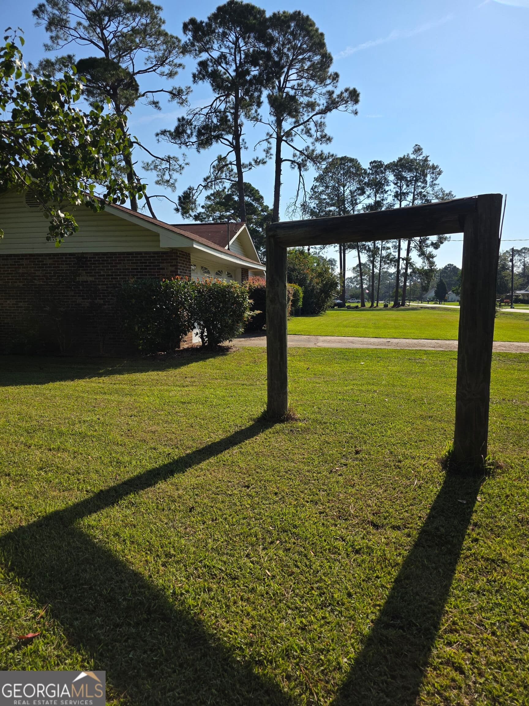 3 bedroom, 2 bathroom, 1,472 sq ft single family residence for sale at 227 Colonial Drive, Baxley, GA 31513 — photo 4