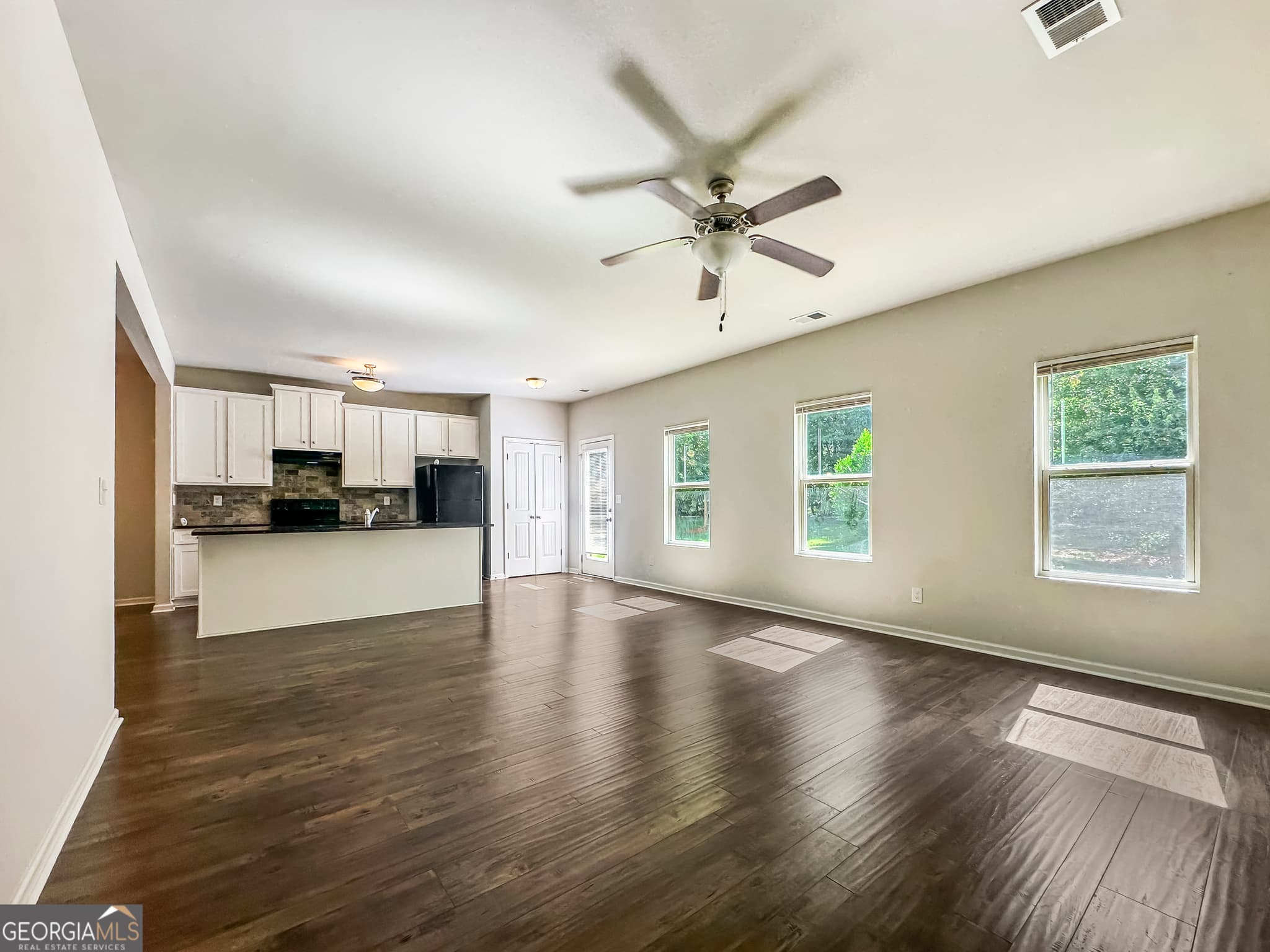 4 bedroom, 2.5 bathroom, 4,294 sq ft single family residence for rent at 206 Daisy Circle, Mcdonough, GA 30252 for $2,095 a month — photo 4