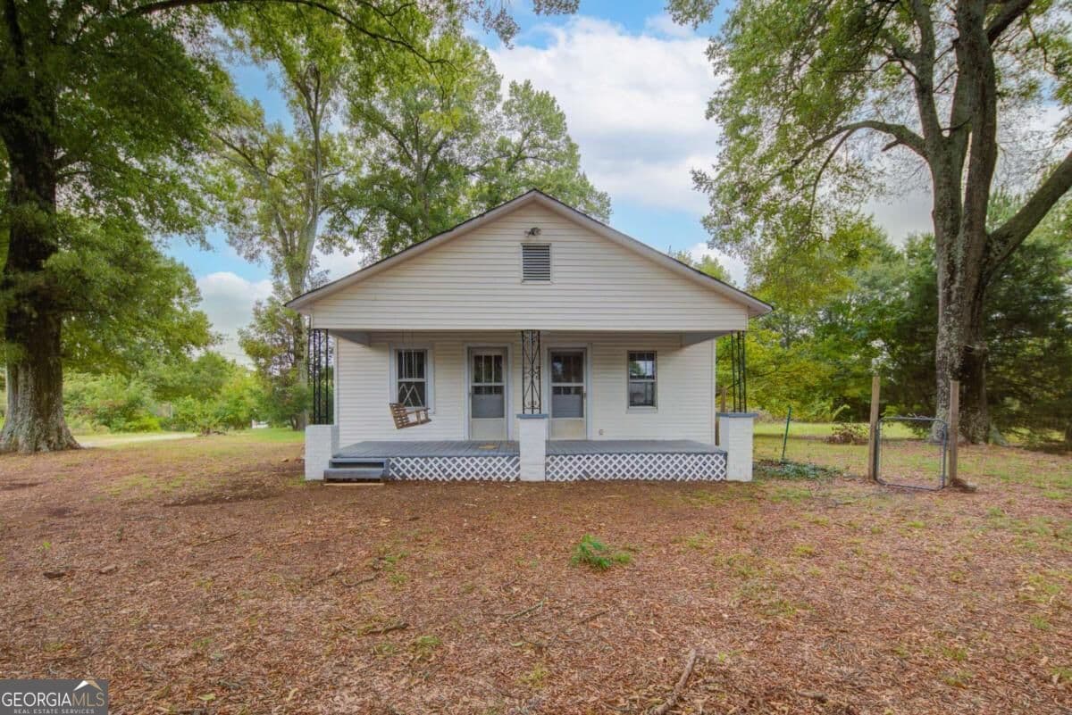 3 bedroom, 2 bathroom single family residence for rent at 7985 Midway Road, Alpharetta, GA 30004 for $1,995 a month — photo 1 of 27