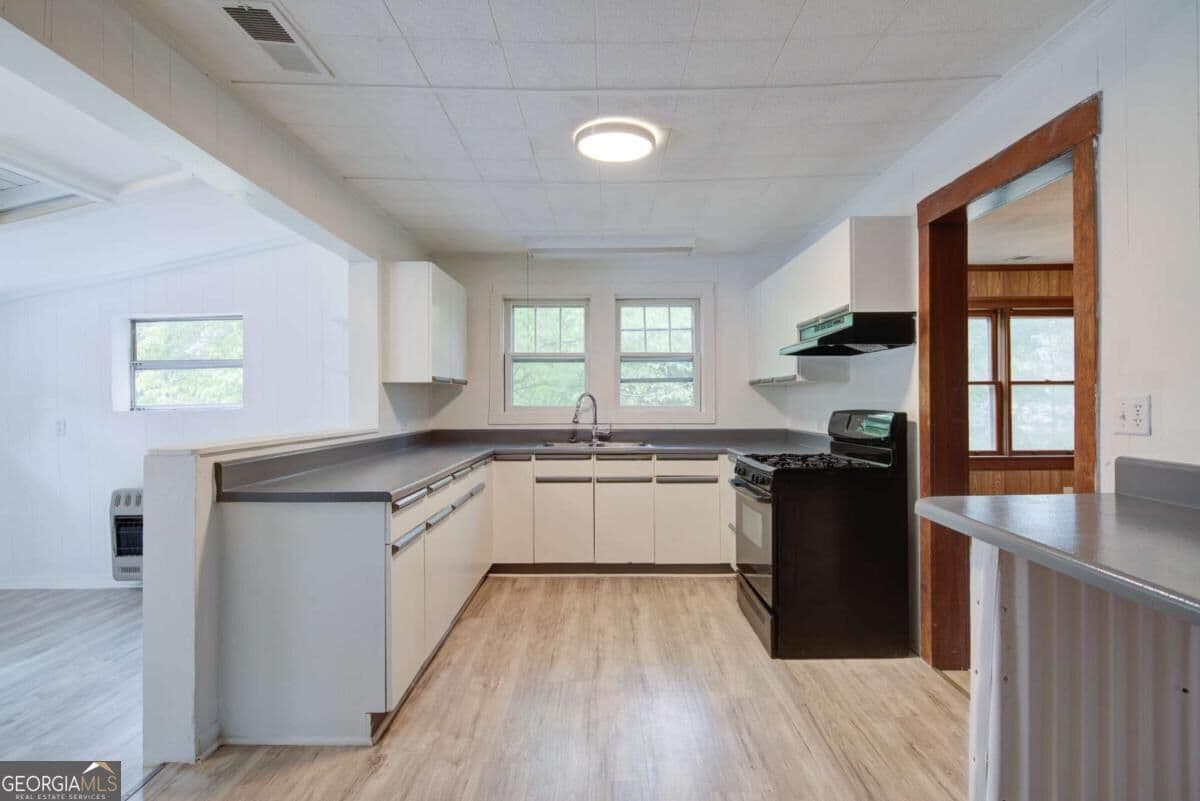 3 bedroom, 2 bathroom single family residence for rent at 7985 Midway Road, Alpharetta, GA 30004 for $1,995 a month — photo 4