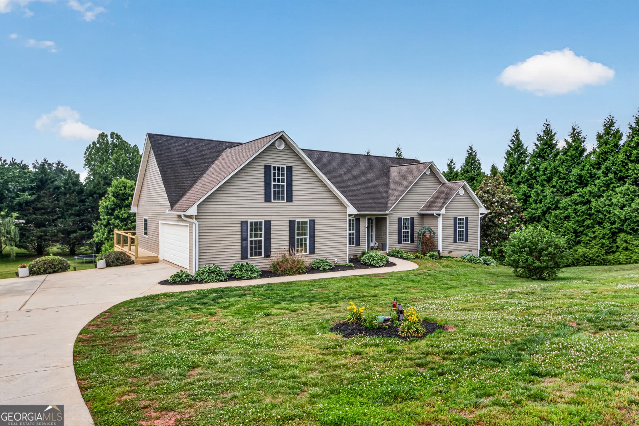 4 bedroom, 3 bathroom, 3,133 sq ft single family residence for sale at 221 Grand Magnolia Lane, Clarkesville, GA 30523 — photo 2