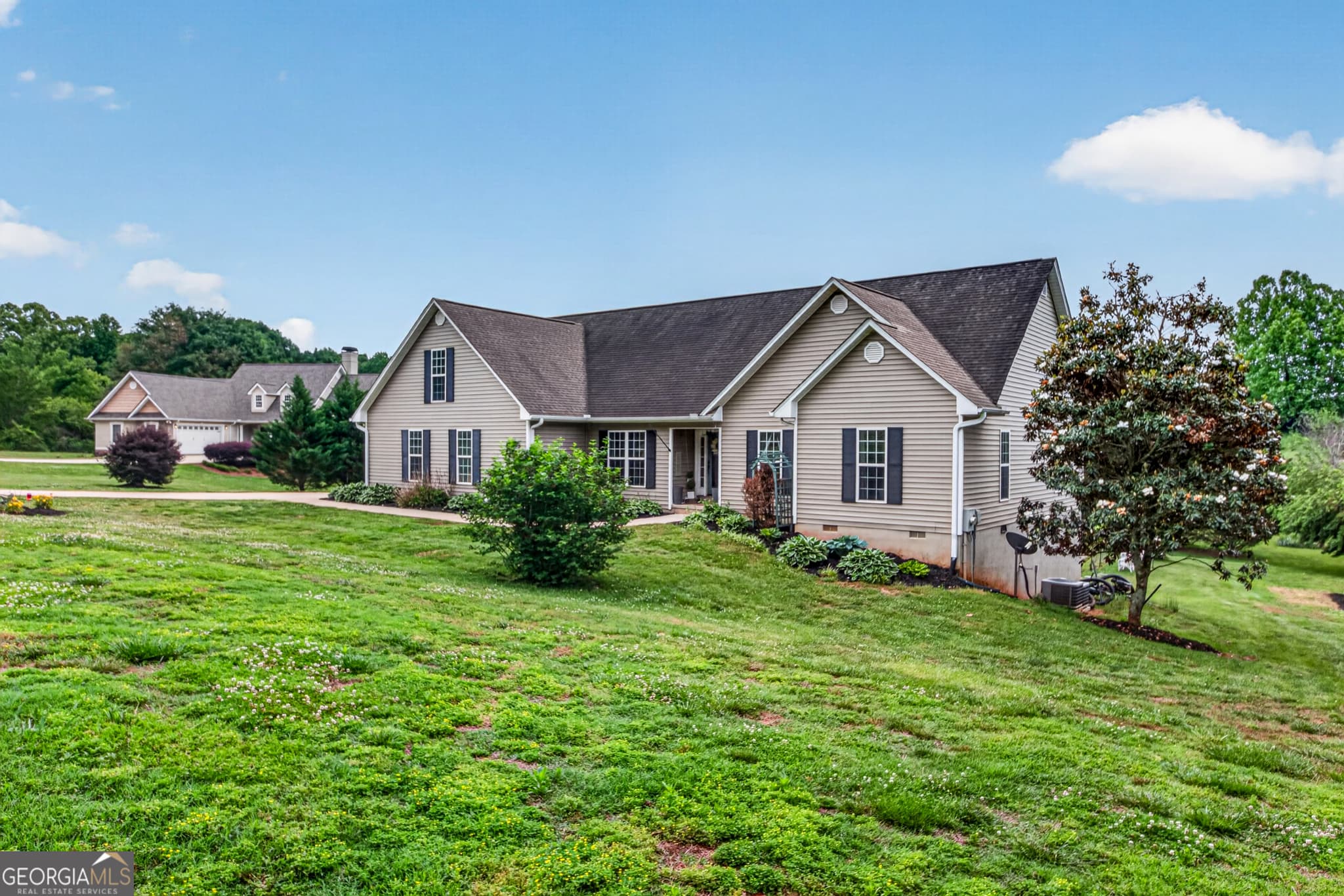 4 bedroom, 3 bathroom, 3,133 sq ft single family residence for sale at 221 Grand Magnolia Lane, Clarkesville, GA 30523 — photo 4