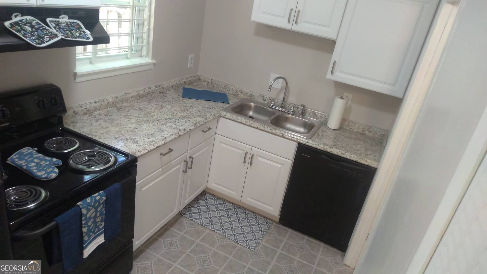 3 bedroom, 2.5 bathroom, 1,340 sq ft condominium for sale at 4701 Flat Shoals 42A Road 42A, Union City, GA 30291 — photo 3