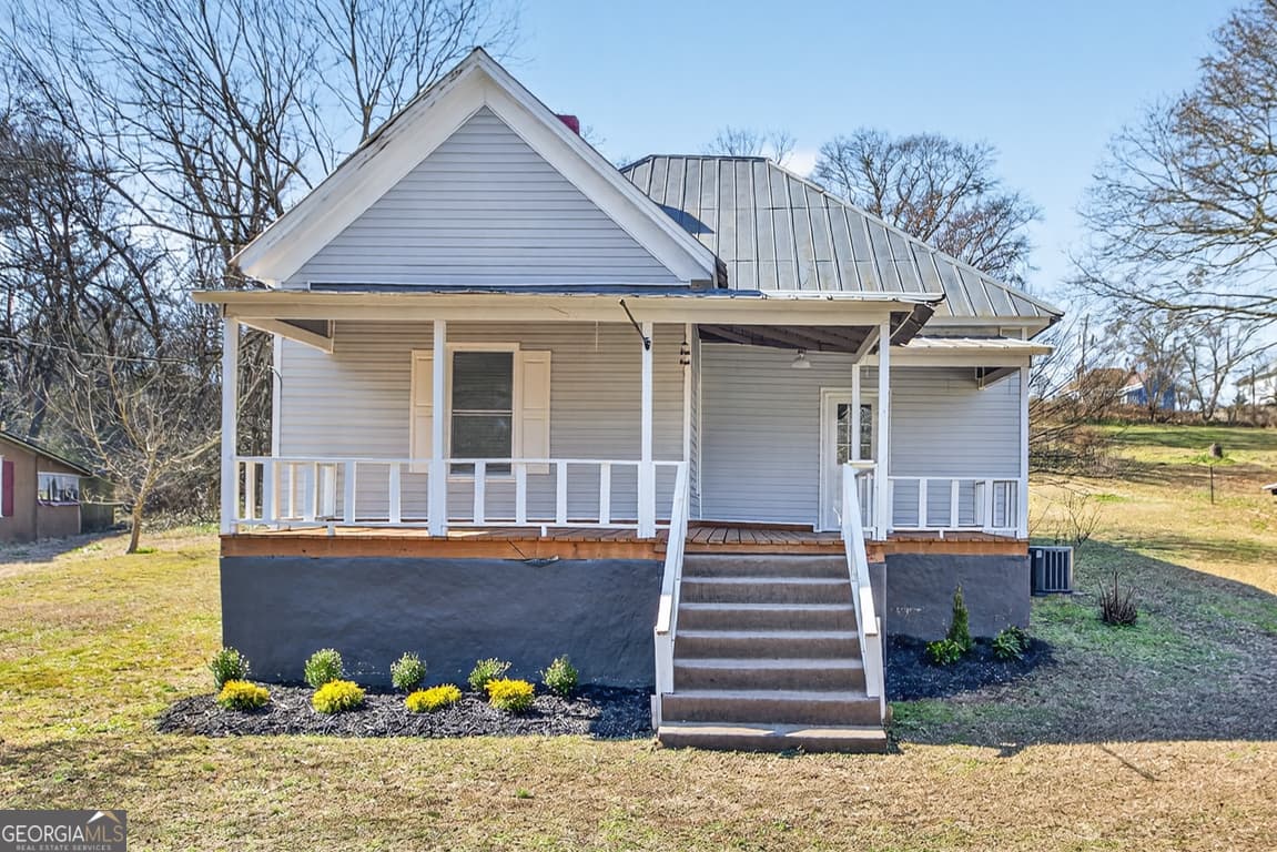 2 bedroom, 1 bathroom, 1,056 sq ft single family residence for sale at 246 Spring Street, Commerce, GA 30529 — photo 2
