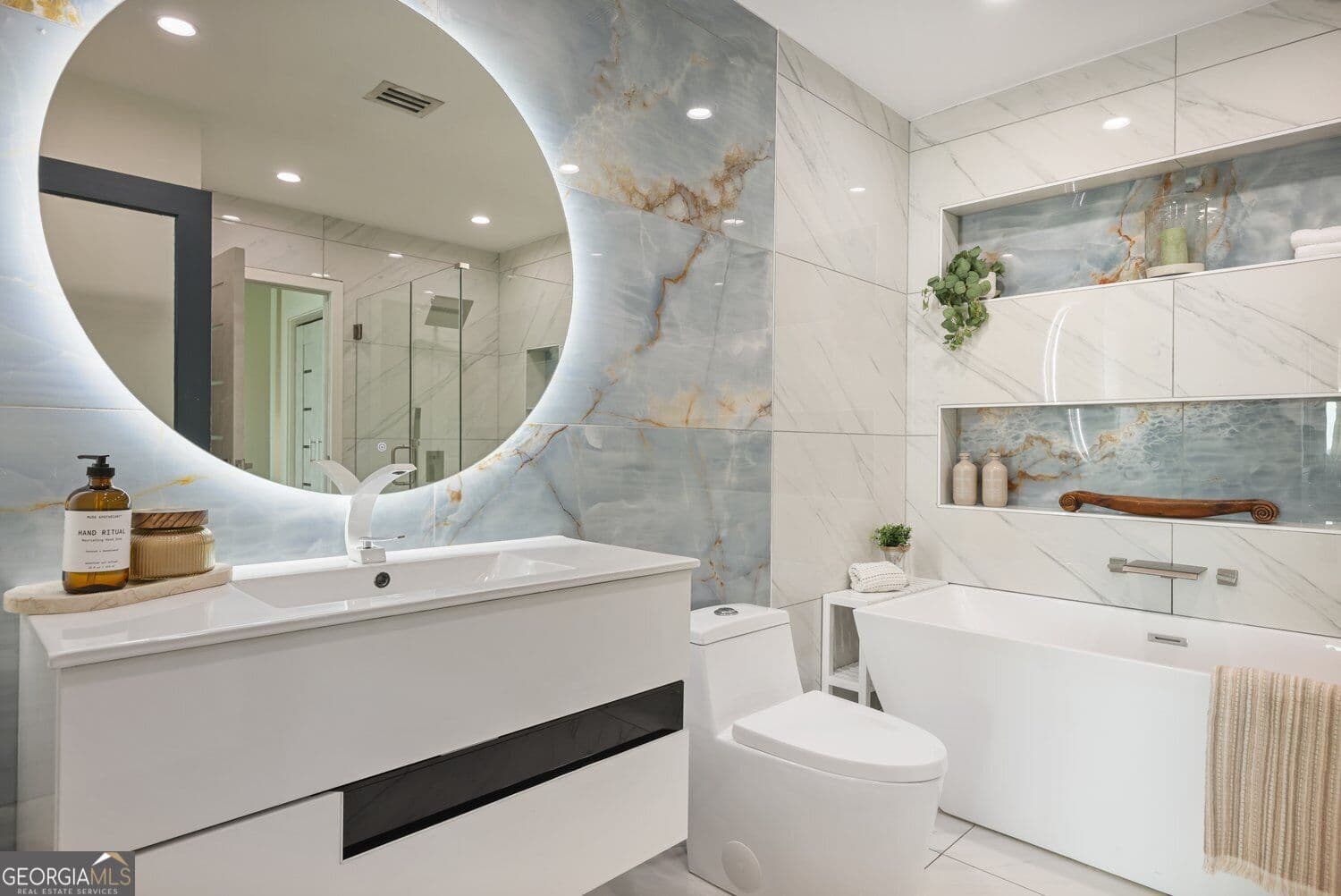 1 bedroom, 1 bathroom, 770 sq ft condominium for sale at 250 Pharr Road 1912, Atlanta, GA 30305 — photo 2