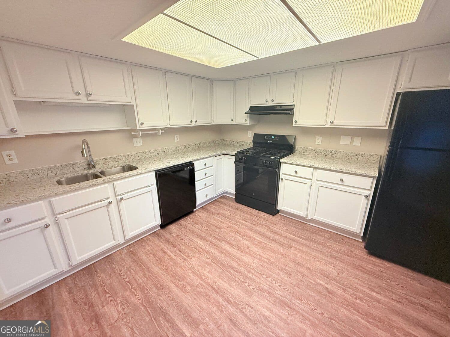 3 bedroom, 2.5 bathroom, 1,536 sq ft condominium for sale at 1026 Heathmoor Court, Norcross, GA 30093 — photo 4
