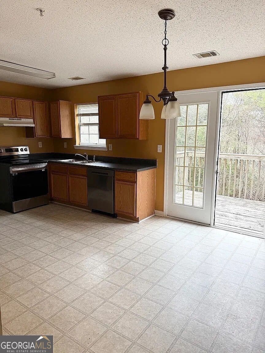 3 bedroom, 2 bathroom, 1,500 sq ft townhouse for rent at 1200 Pinedale Circle, Conyers, GA 30012 for $2,000 a month — photo 10