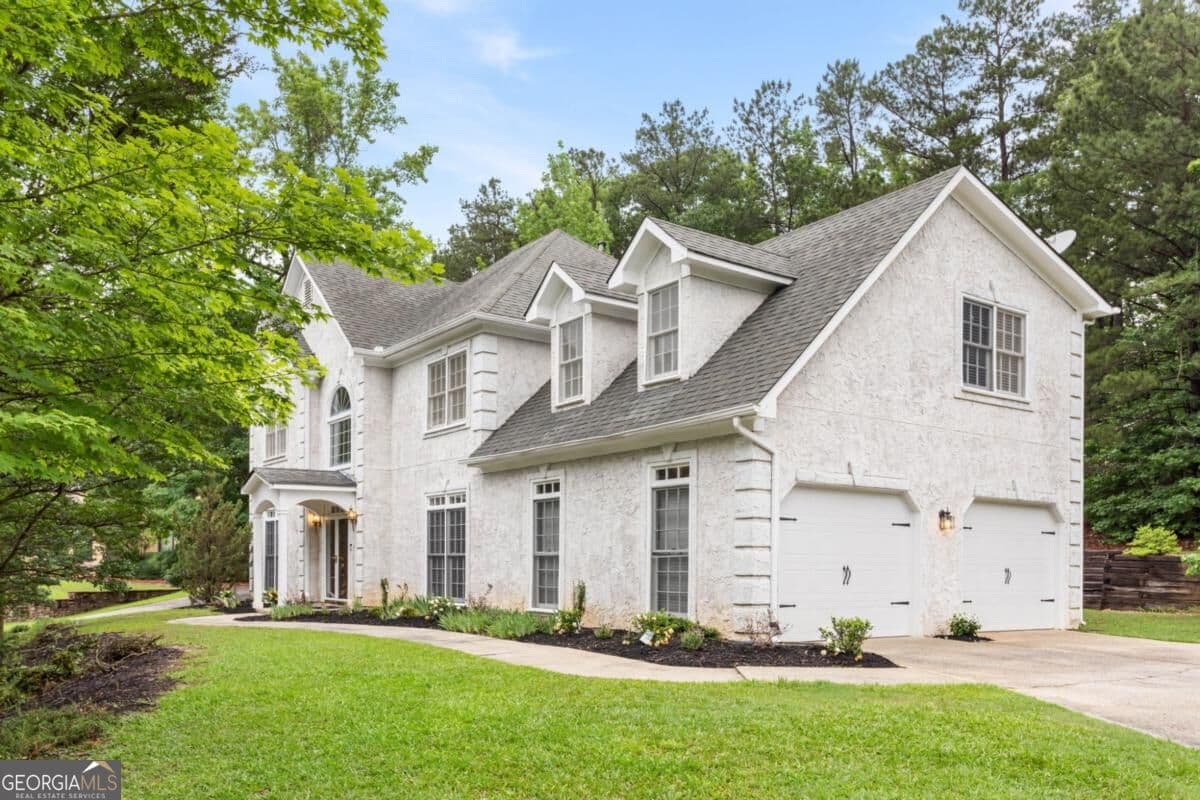 4 bedroom, 2.5 bathroom, 2,768 sq ft single family residence for sale at 1841 SW Lake Cove Drive, Atlanta, GA 30331 — photo 2