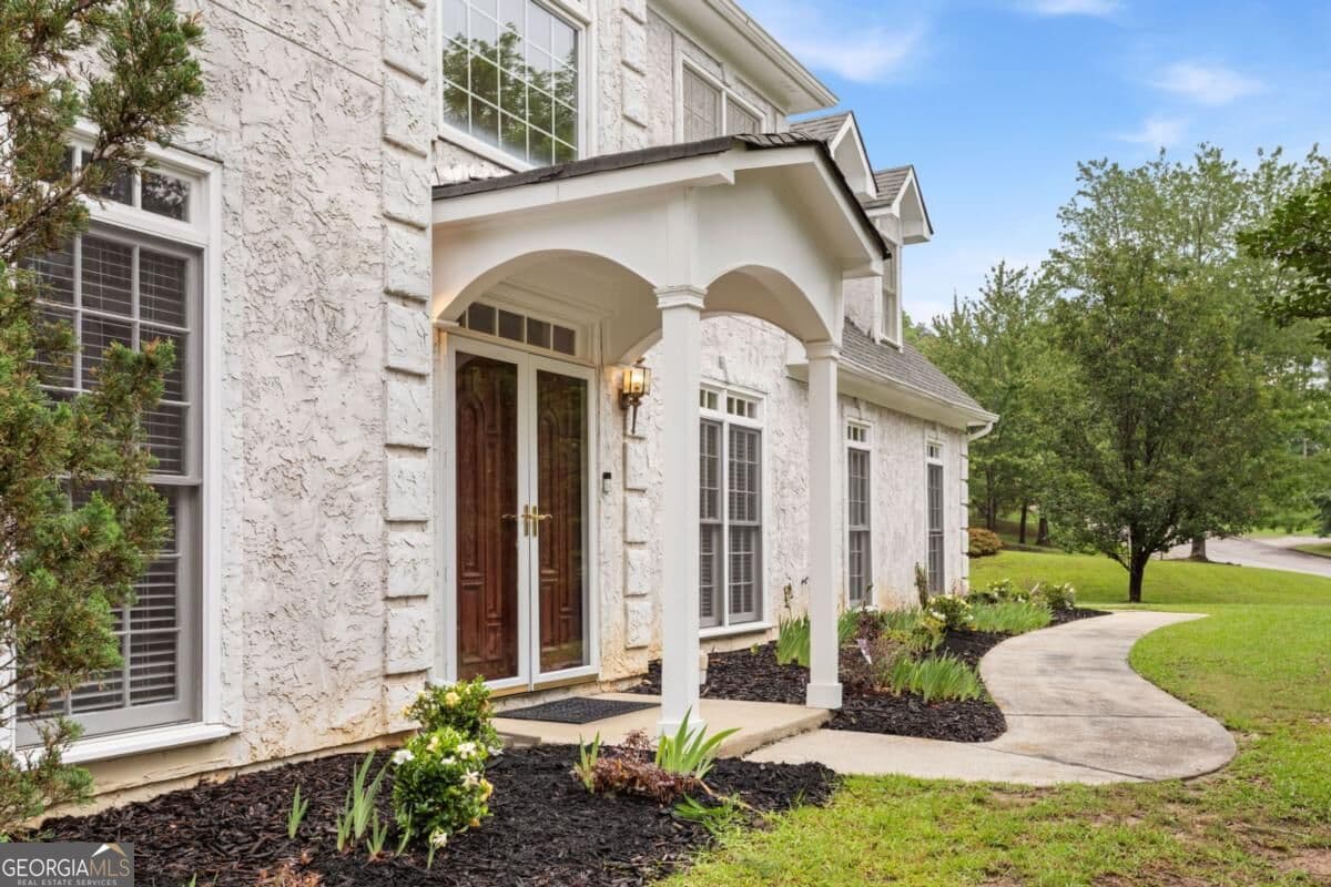 4 bedroom, 2.5 bathroom, 2,768 sq ft single family residence for sale at 1841 SW Lake Cove Drive, Atlanta, GA 30331 — photo 4