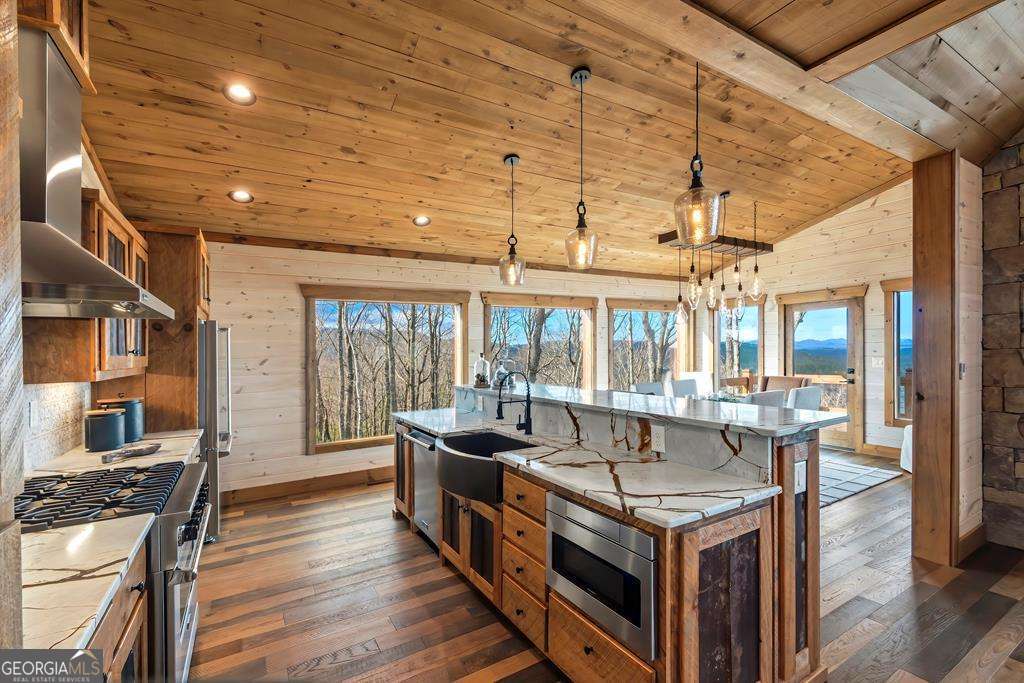 4 bedroom, 4.5 bathroom, 4,200 sq ft cabin,single family residence for sale at 470 Skylight Drive, Blue Ridge, GA 30513 — photo 5