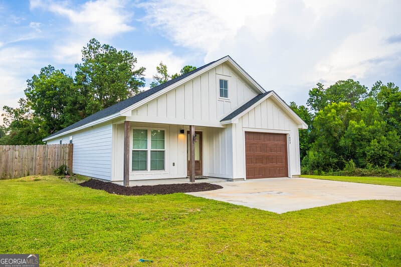 3 bedroom, 2 bathroom, 1,302 sq ft single family residence for sale at 1803 Northside Drive, Valdosta, GA 31602 — photo 2