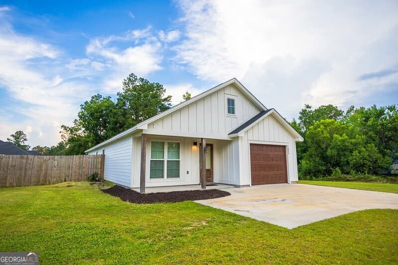 3 bedroom, 2 bathroom, 1,302 sq ft single family residence for sale at 1803 Northside Drive, Valdosta, GA 31602 — photo 3