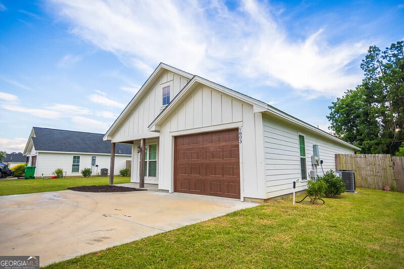 3 bedroom, 2 bathroom, 1,302 sq ft single family residence for sale at 1803 Northside Drive, Valdosta, GA 31602 — photo 4