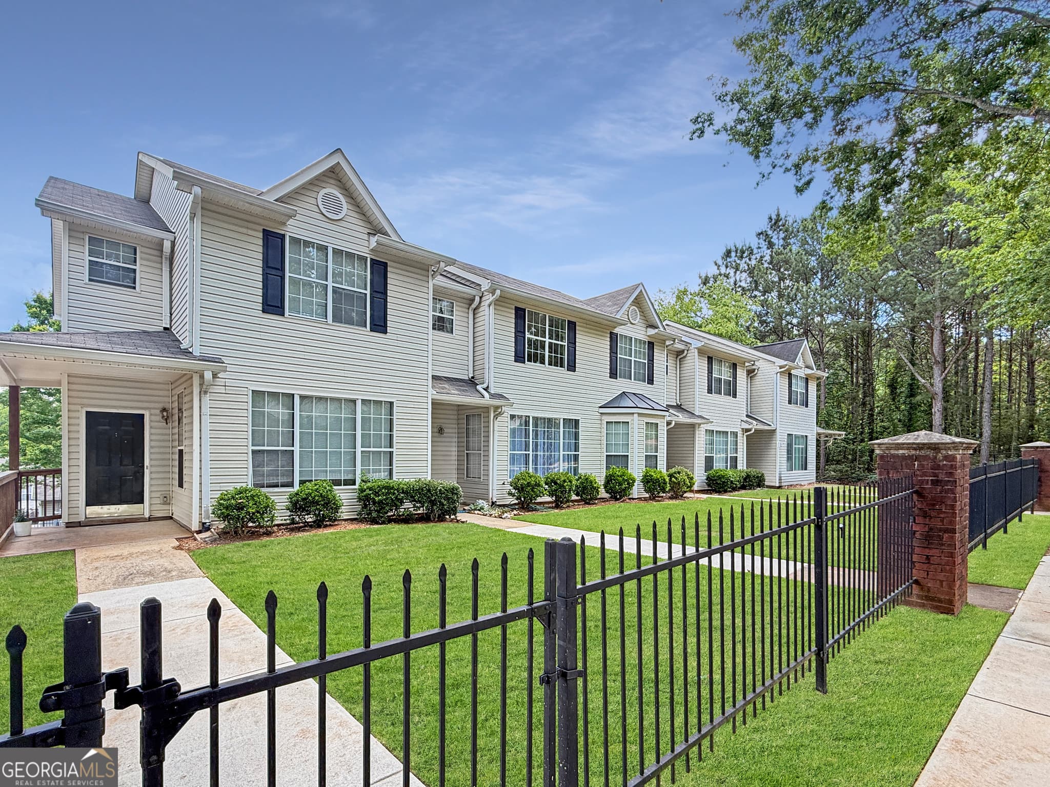 3 bedroom, 2.5 bathroom, 1,384 sq ft townhouse for sale at 353 Smokewood Way, Newnan, GA 30263