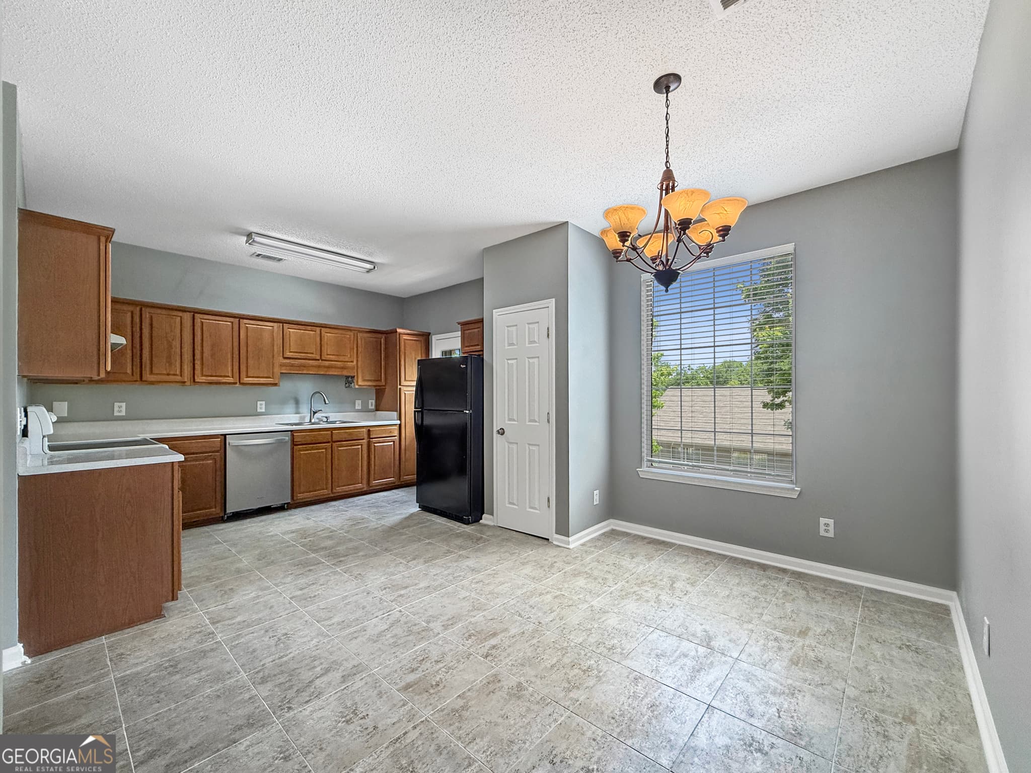 3 bedroom, 2.5 bathroom, 1,384 sq ft townhouse for sale at 353 Smokewood Way, Newnan, GA 30263 — photo 5