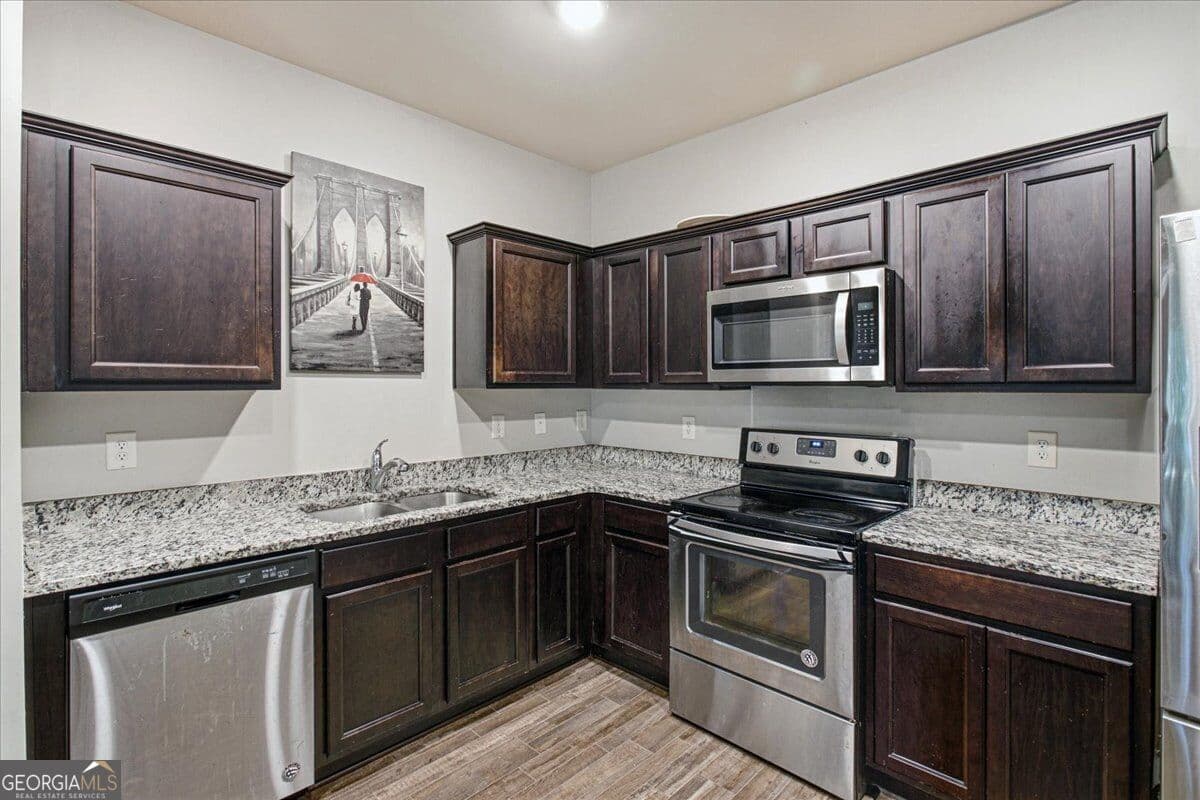 3 bedroom, 2.5 bathroom, 1,514 sq ft townhouse for sale at 6338 Kinsland Court, Lithonia, GA 30058 — photo 9