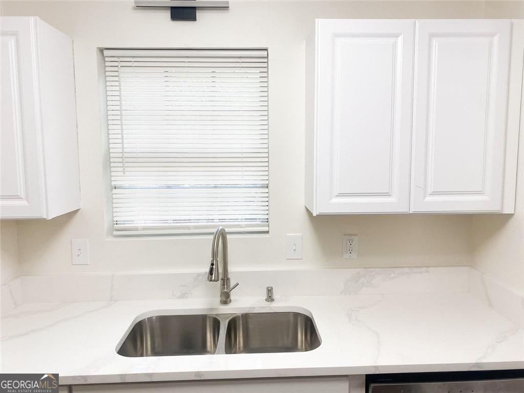 4 bedroom, 2.5 bathroom, 1,540 sq ft townhouse for sale at 7010 Oakhill Circle, Austell, GA 30168 — photo 4