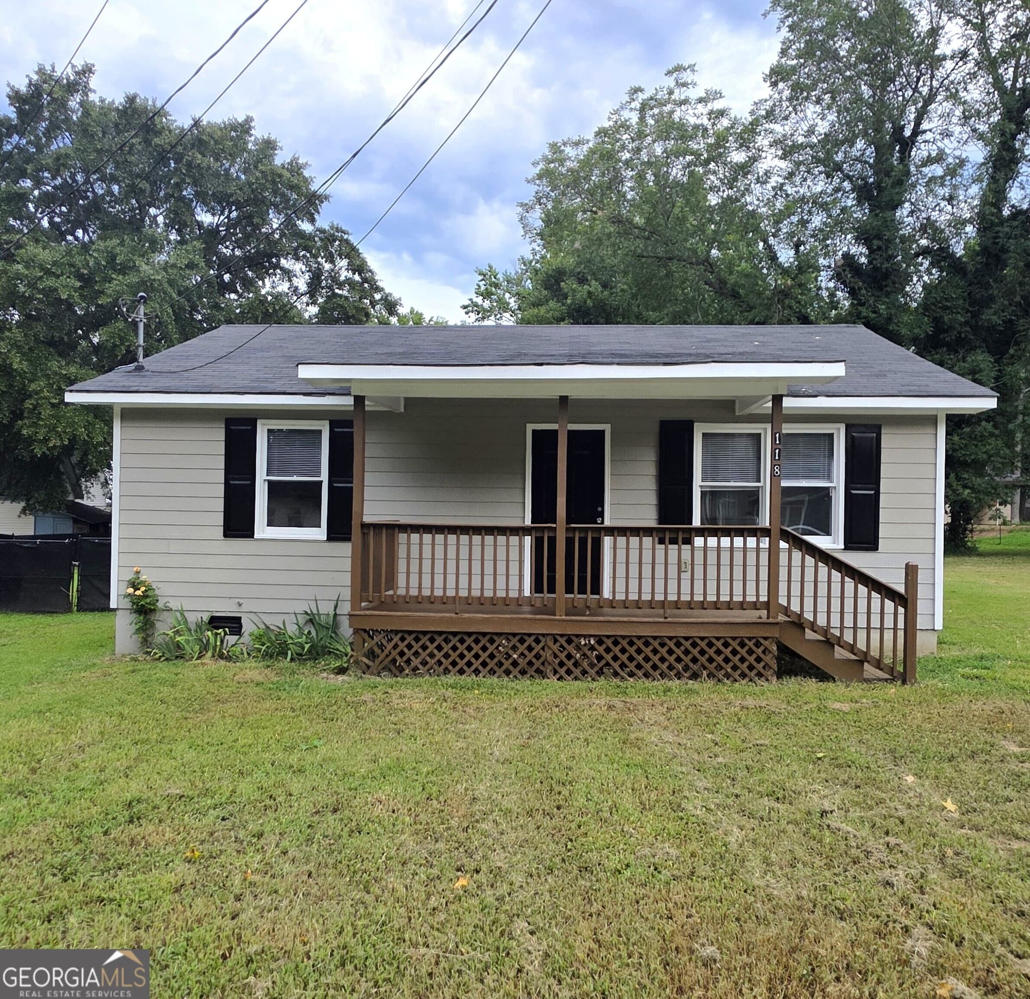 2 bedroom, 1 bathroom, 894 sq ft single family residence for sale at 118 Griffith Street, Winder, GA 30680 — photo 1 of 15