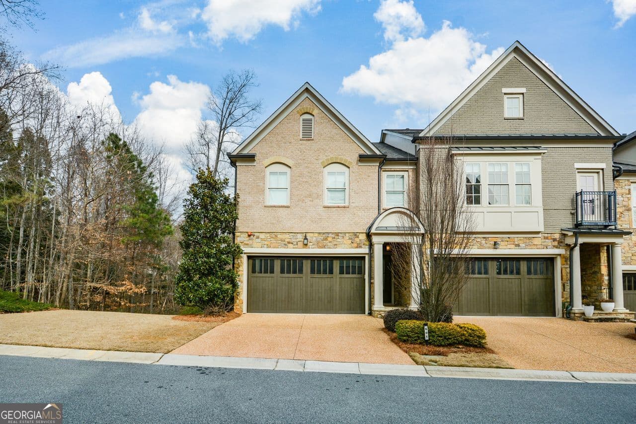 3 bedroom, 3.5 bathroom, 3,306 sq ft townhouse for sale at 601 Abbington River Lane, Atlanta, GA 30339 — photo 2