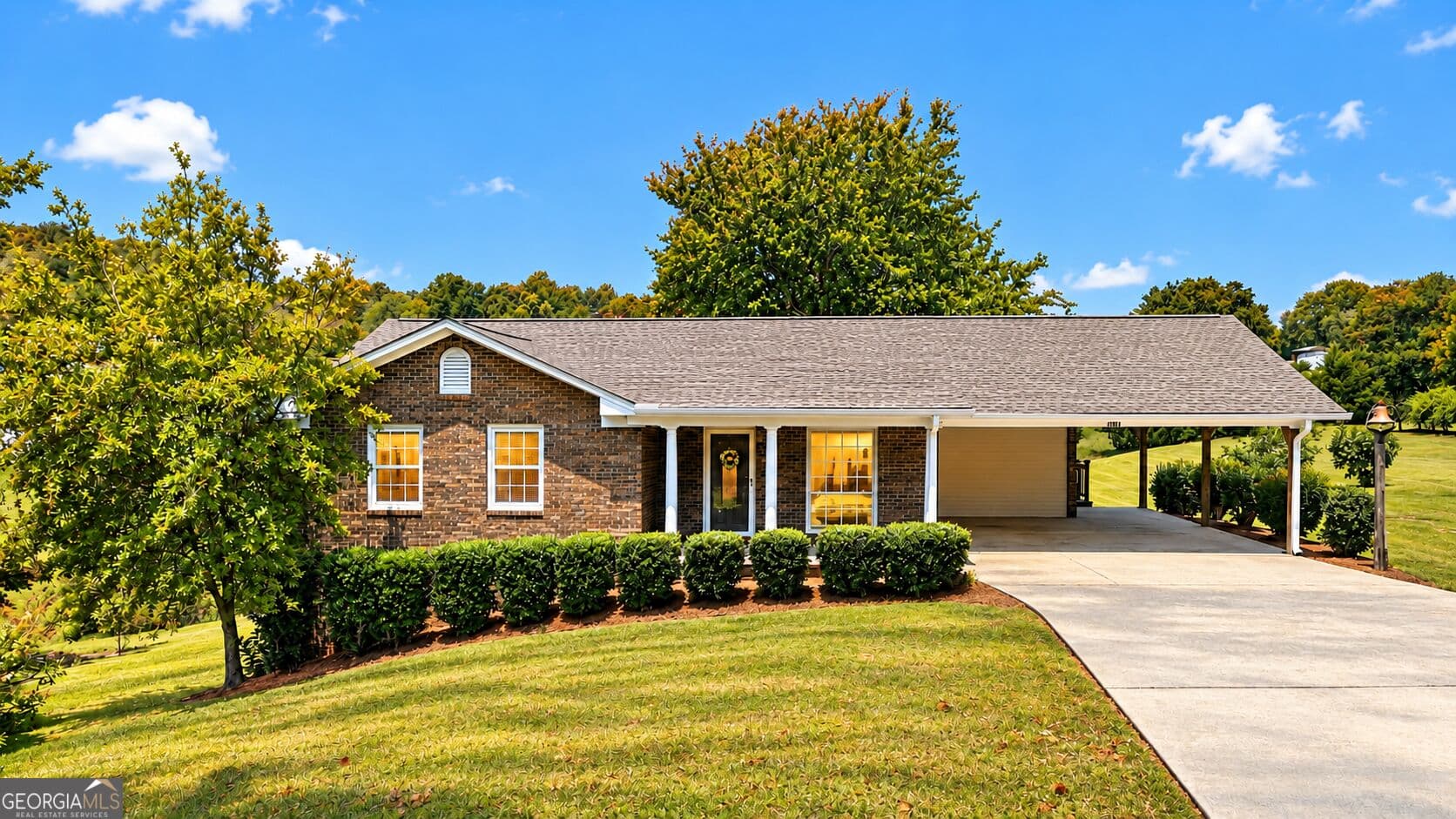 2 bedroom, 2 bathroom, 1,320 sq ft single family residence for sale at 3863 Highway 105, Baldwin, GA 30511