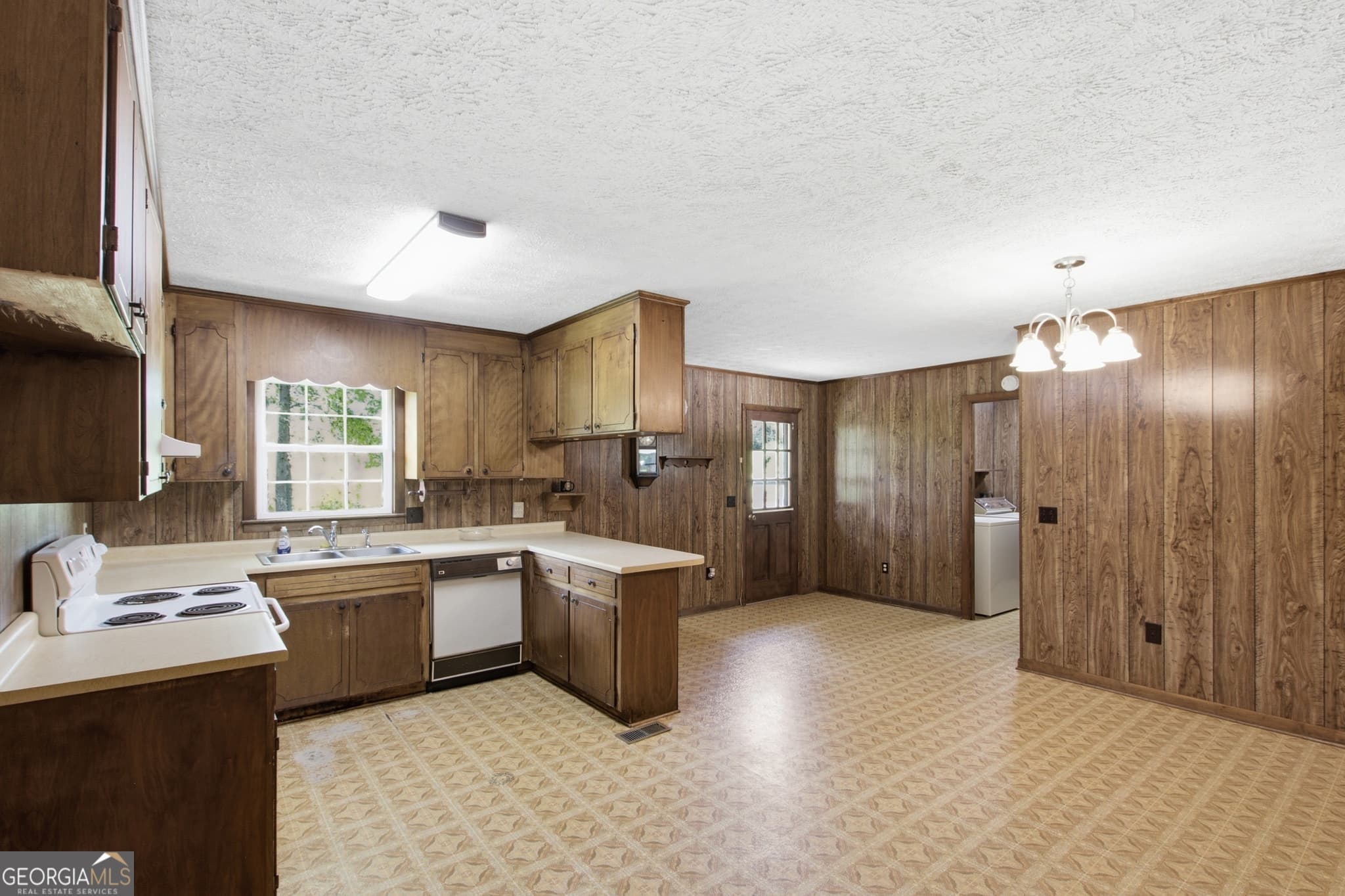 2 bedroom, 2 bathroom, 1,320 sq ft single family residence for sale at 3863 Highway 105, Baldwin, GA 30511 — photo 4