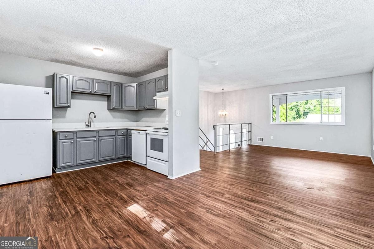5 bedroom, 2 bathroom, 2,106 sq ft single family residence for sale at 5954 Baywood Lane, Riverdale, GA 30296 — photo 4