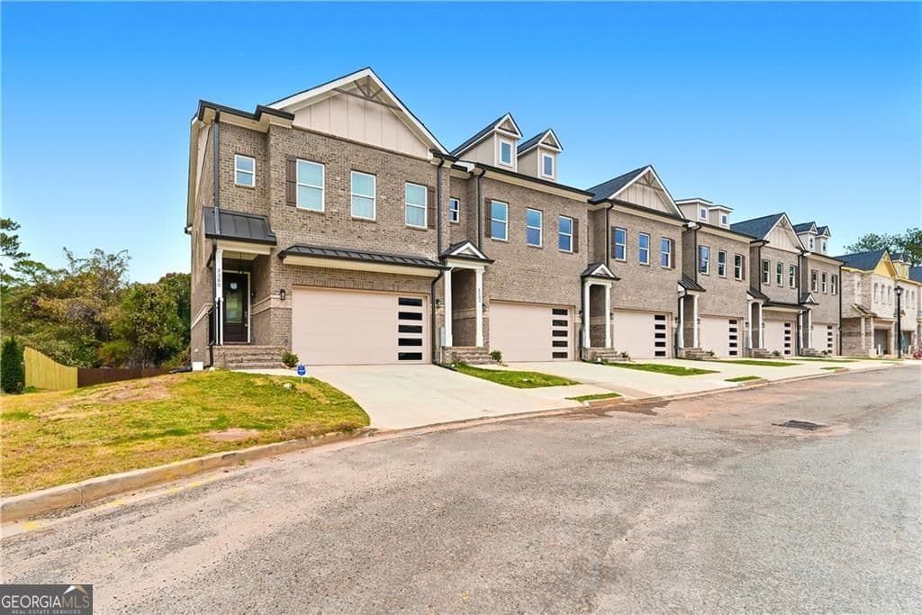 4 bedroom, 3.5 bathroom townhouse for sale at 3376 Sarah Trail 8, Decatur, GA 30032