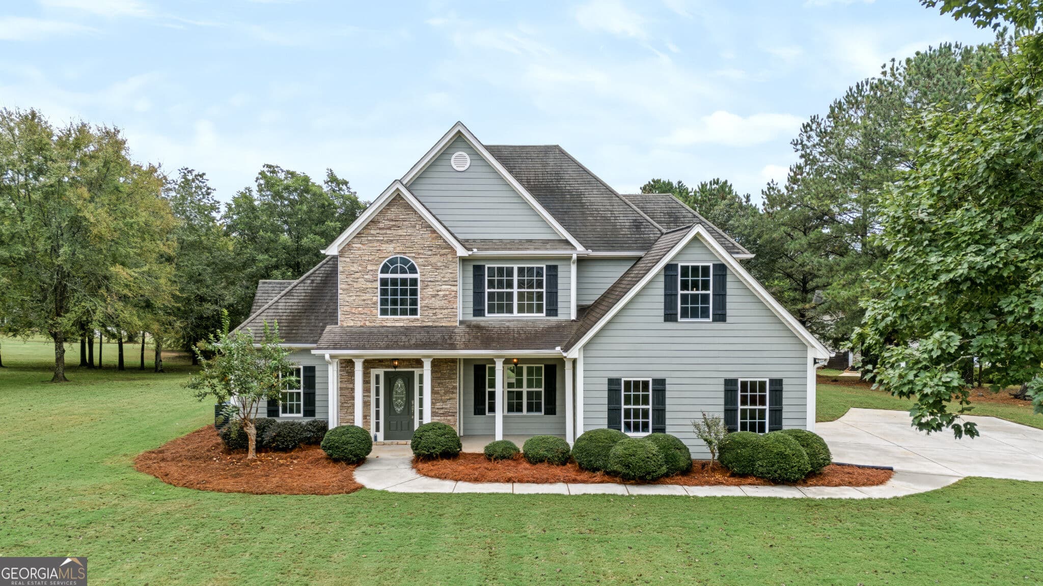 5 bedroom, 3 bathroom, 2,360 sq ft single family residence for sale at 14 Willow Bend Circle, Senoia, GA 30276 — photo 1 of 56