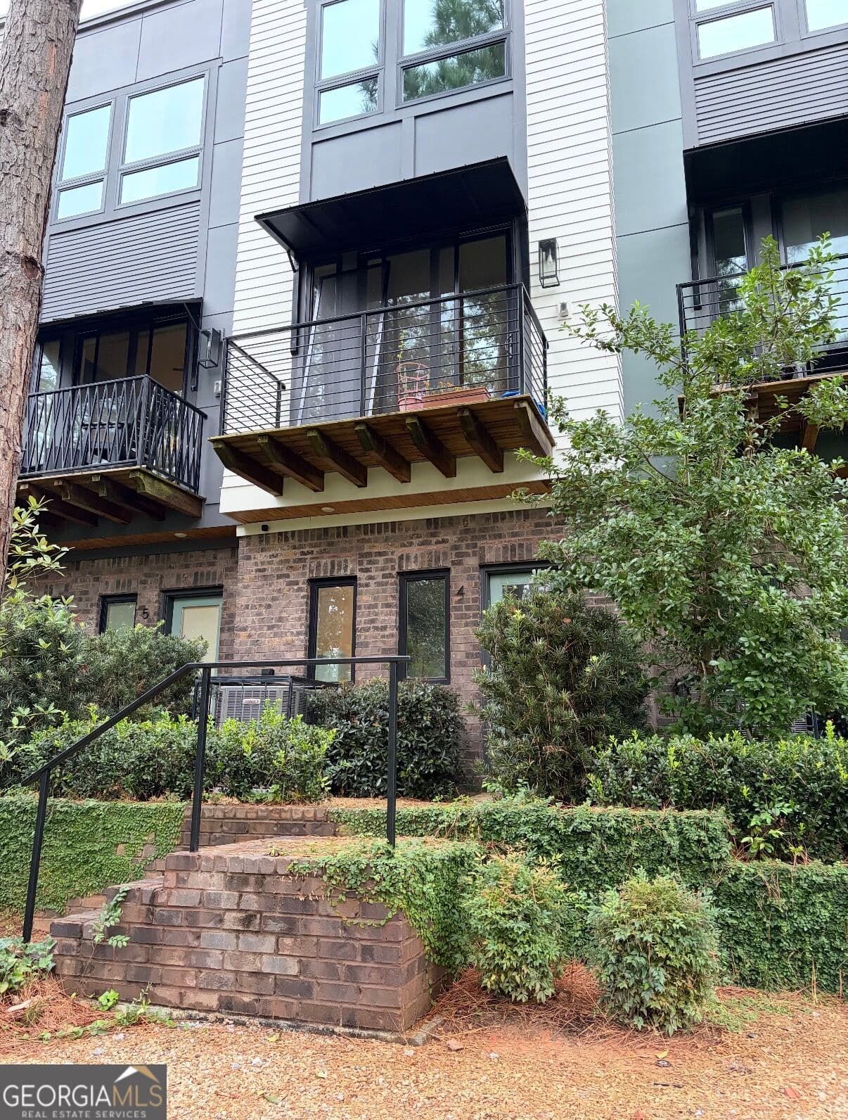 2 bedroom, 2.5 bathroom townhouse for rent at 2199 Lenox Road, Atlanta, GA 30324 for $3,200 a month — photo 1 of 12
