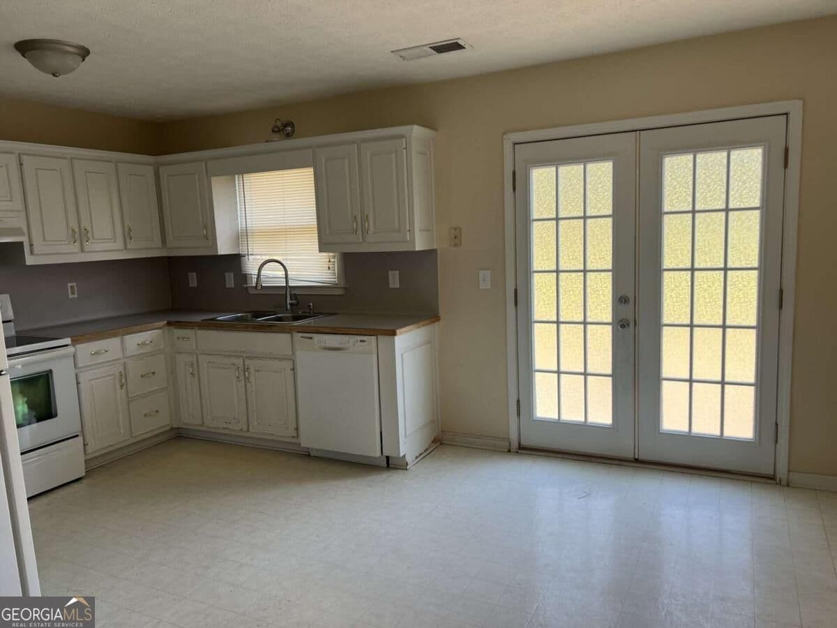 3 bedroom, 2 bathroom, 1,488 sq ft single family residence for rent at 70 Dove Point Circle, Covington, GA 30016 for $1,700 a month — photo 3