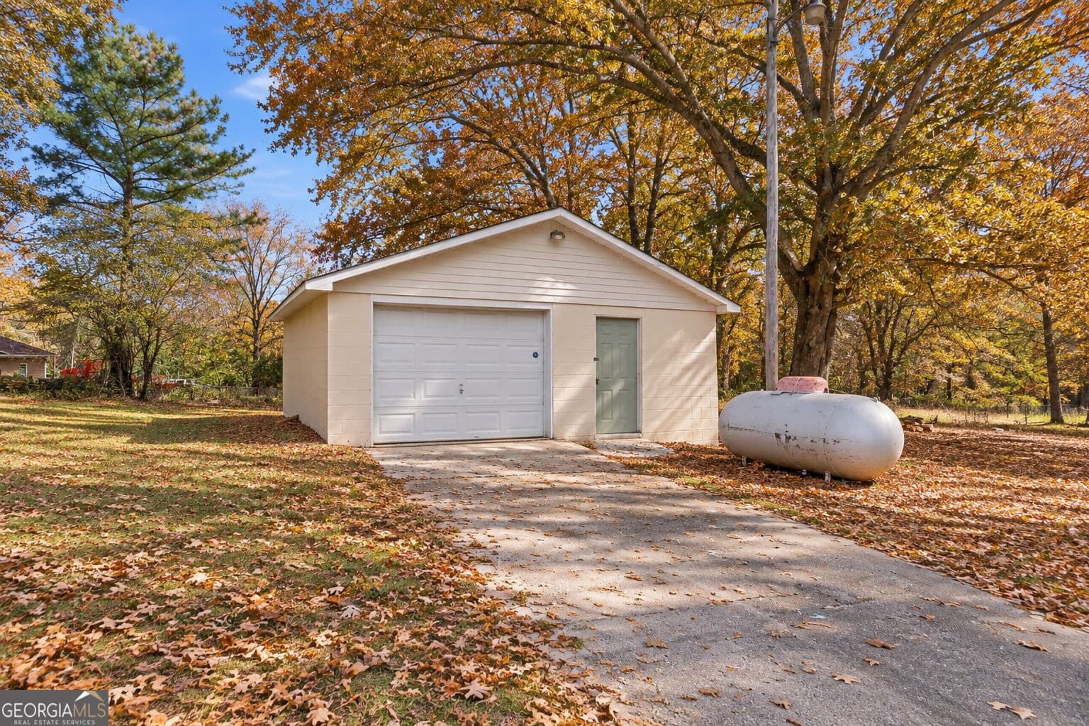 4 bedroom, 2 bathroom, 1,935 sq ft single family residence for sale at 6344 Mize Road, Toccoa, GA 30577 — photo 2