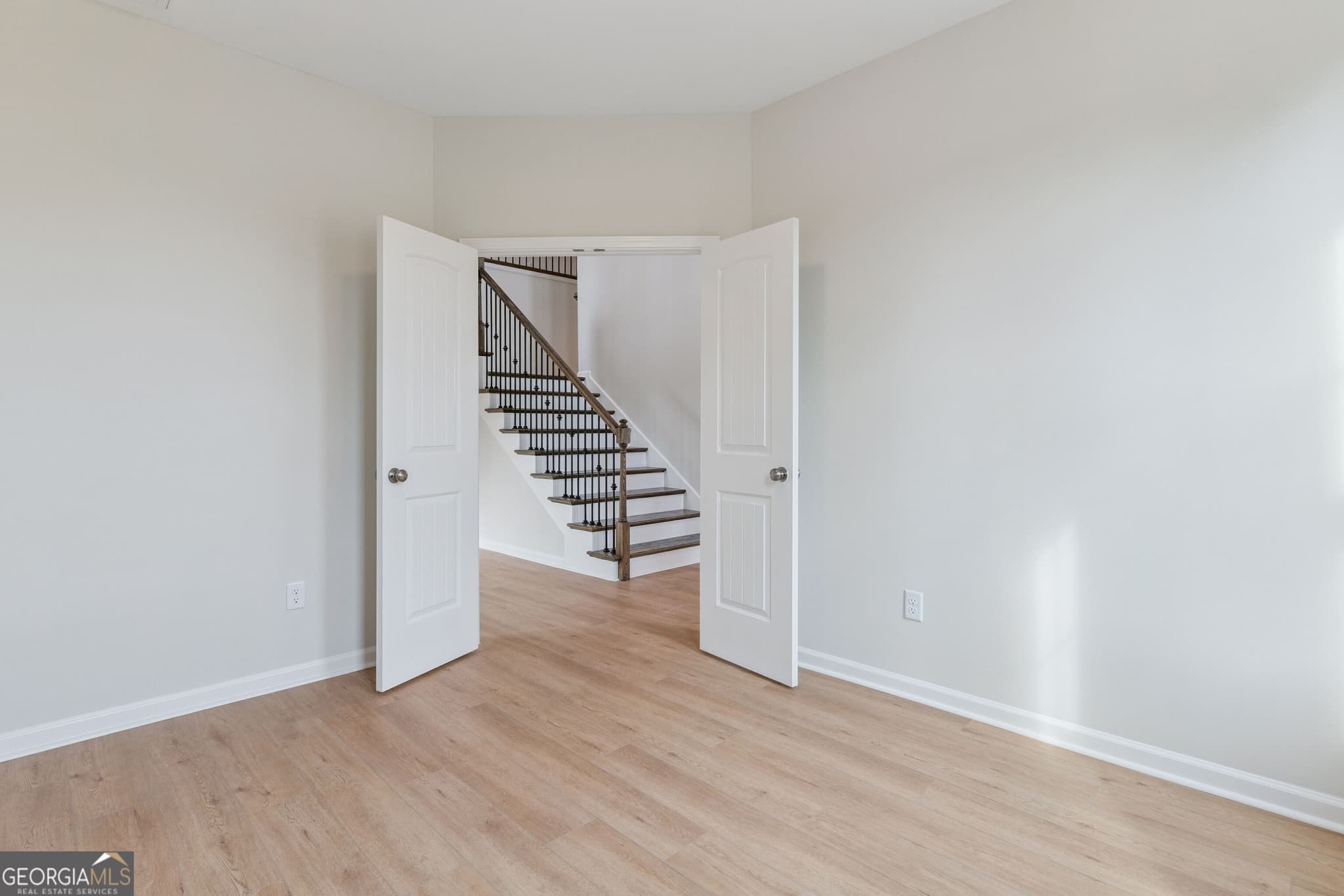 5 bedroom, 3.5 bathroom, 4,168 sq ft single family residence for sale at 401 Yardarm Lane, Kingsland, GA 31548 — photo 5