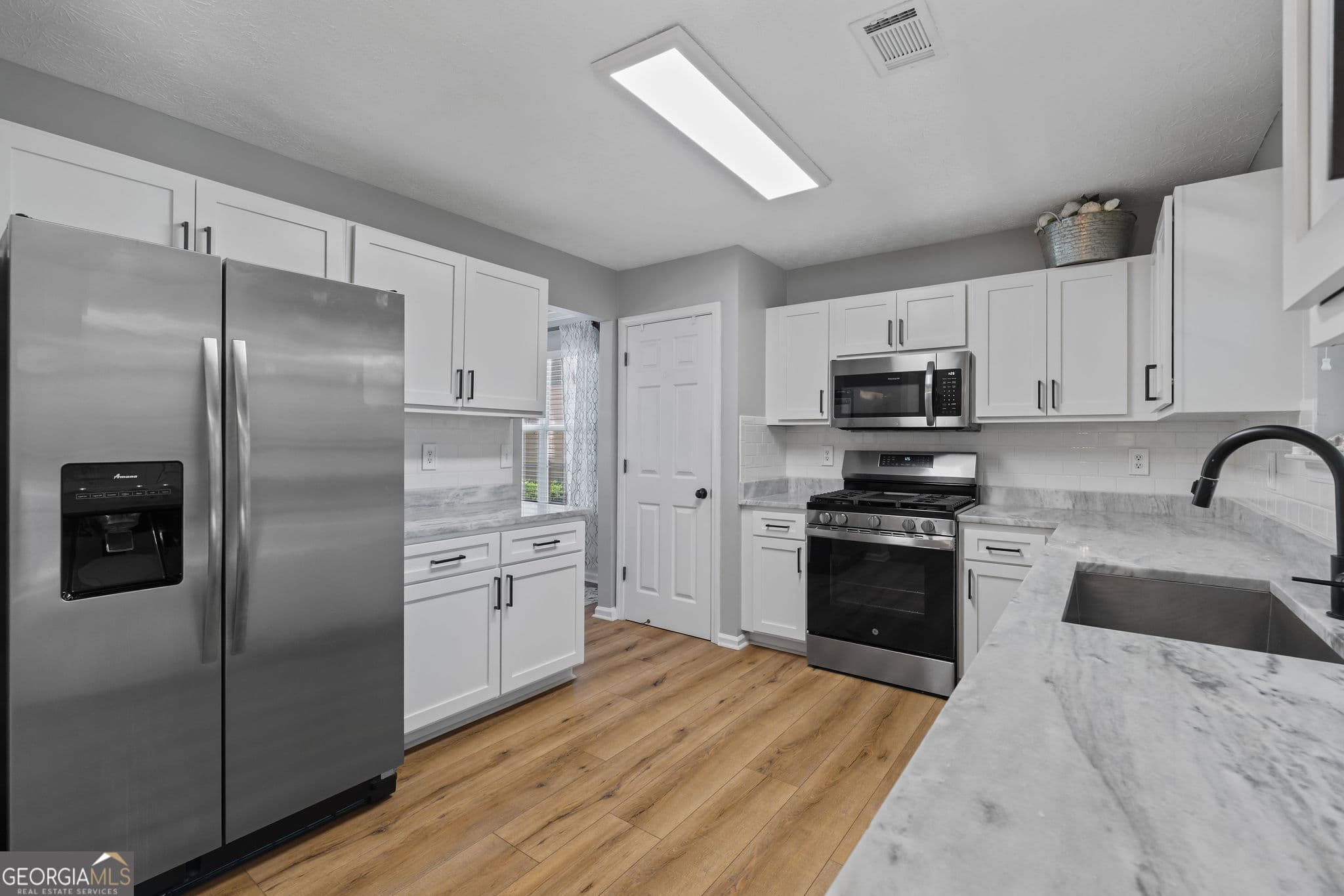 4 bedroom, 2.5 bathroom, 2,468 sq ft single family residence for sale at 1833 Chasewood Park Drive, Marietta, GA 30066 — photo 2
