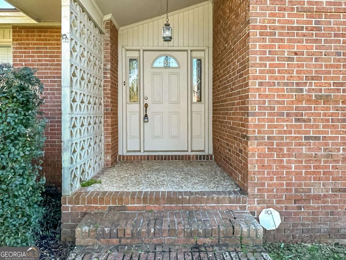 3 bedroom, 2 bathroom single family residence for sale at 5011 Peachtree Street, Valdosta, GA 31605 — photo 3