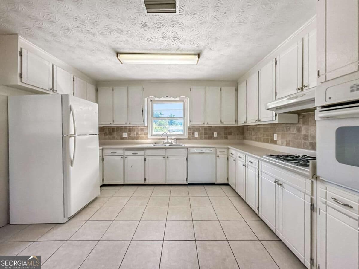 3 bedroom, 2 bathroom single family residence for sale at 5011 Peachtree Street, Valdosta, GA 31605 — photo 10
