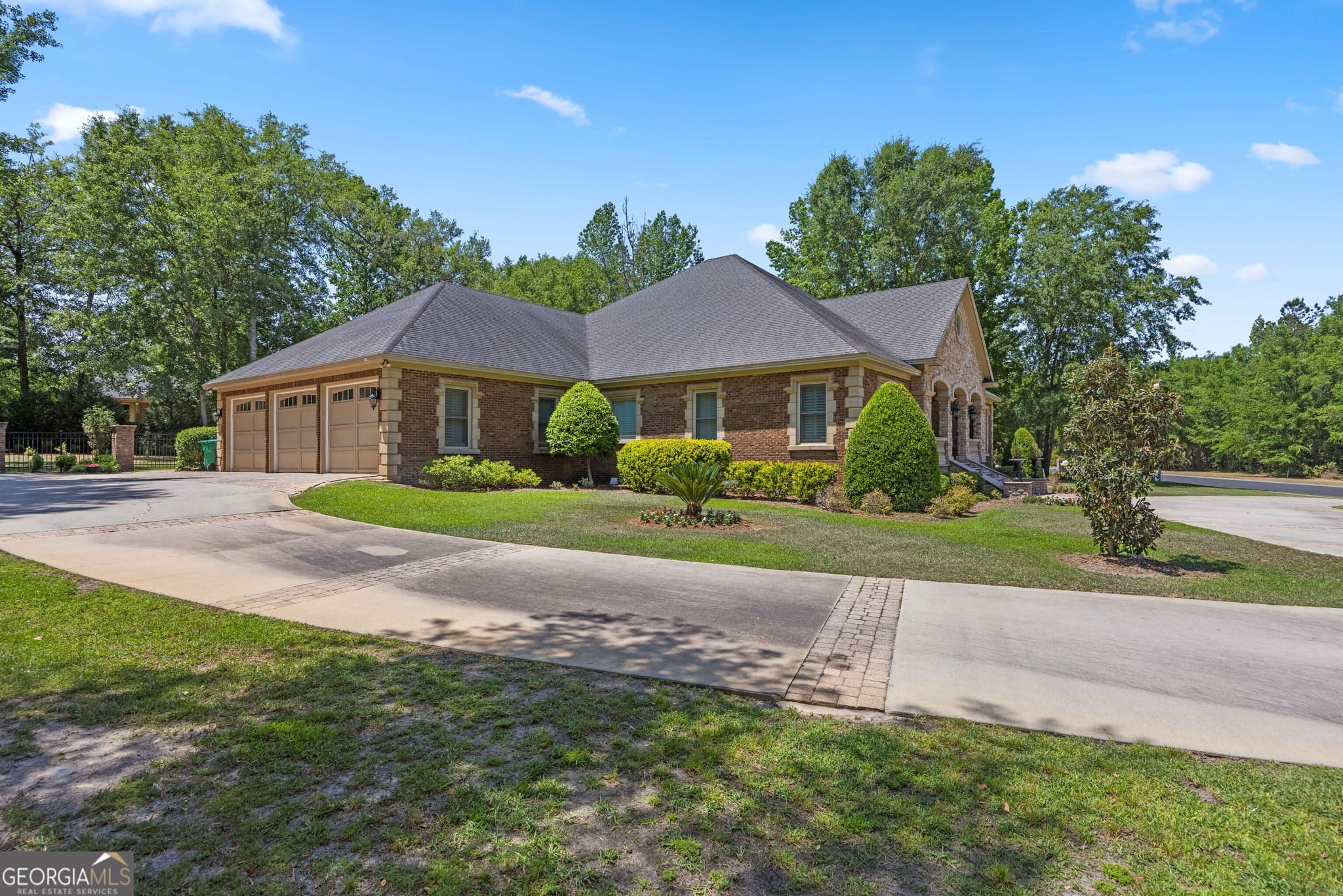 4 bedroom, 2.5 bathroom, 3,349 sq ft single family residence for sale at 4223 Spring Branch Circle, Valdosta, GA 31601 — photo 2