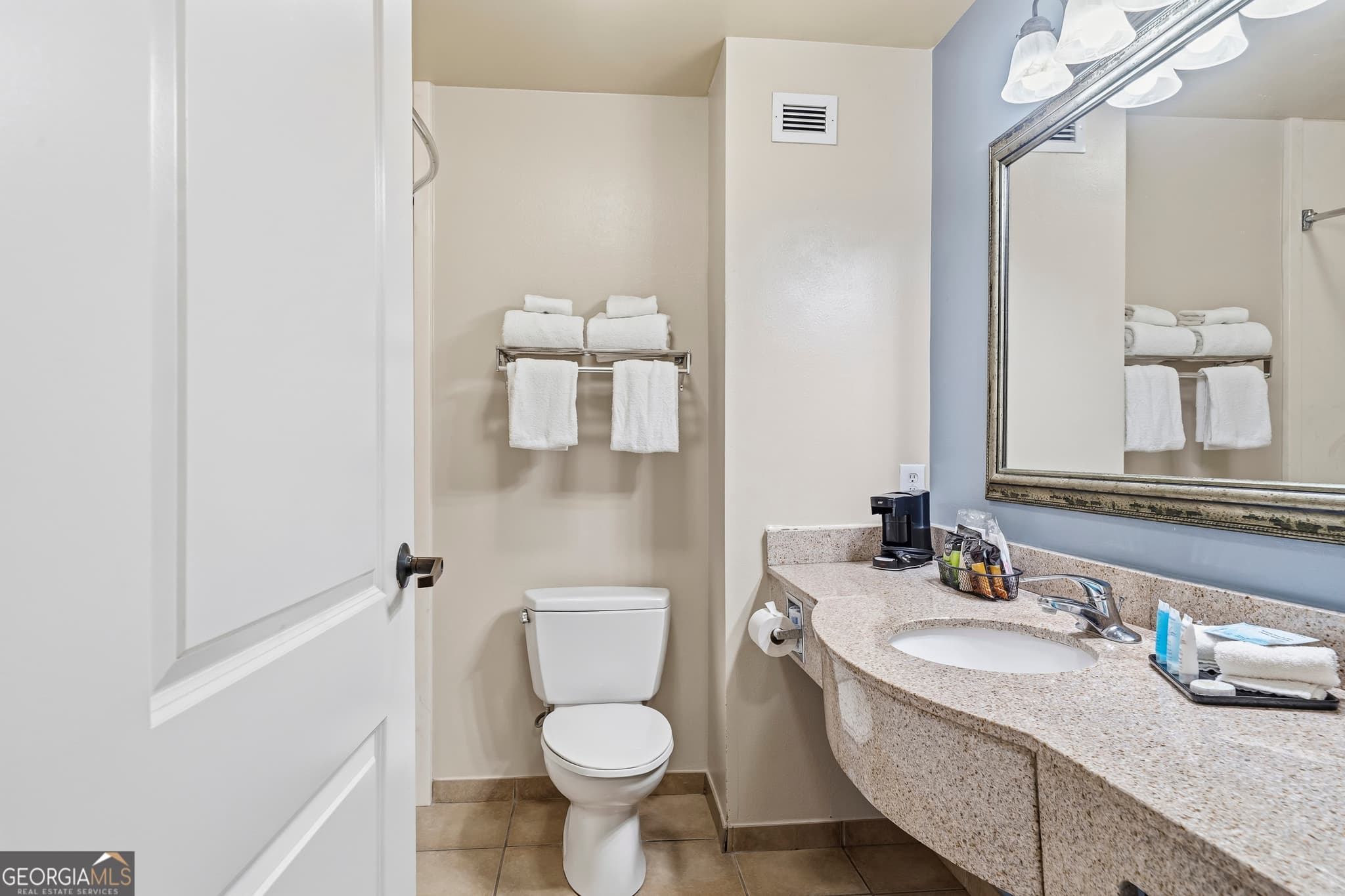 1 bedroom, 1 bathroom condominium for sale at 930 UNIT 106 Lake Oconee Parkway, Eatonton, GA 31024 — photo 4