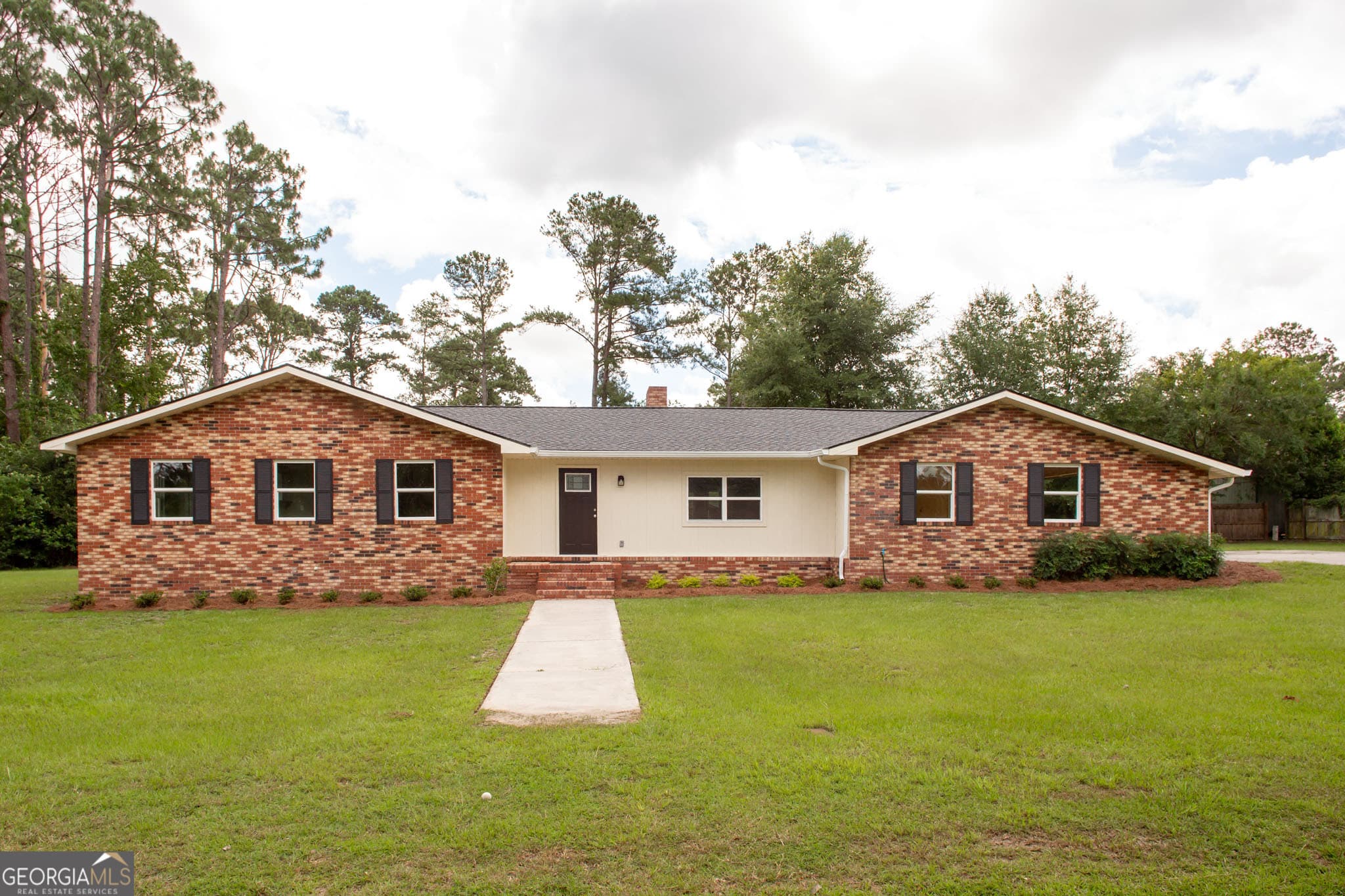 3 bedroom, 2 bathroom, 1,963 sq ft single family residence for sale at 2608 Winchester Road, Waycross, GA 31501 — photo 2