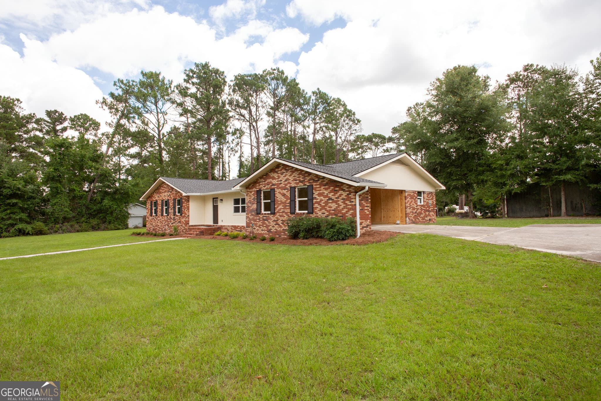 3 bedroom, 2 bathroom, 1,963 sq ft single family residence for sale at 2608 Winchester Road, Waycross, GA 31501 — photo 3