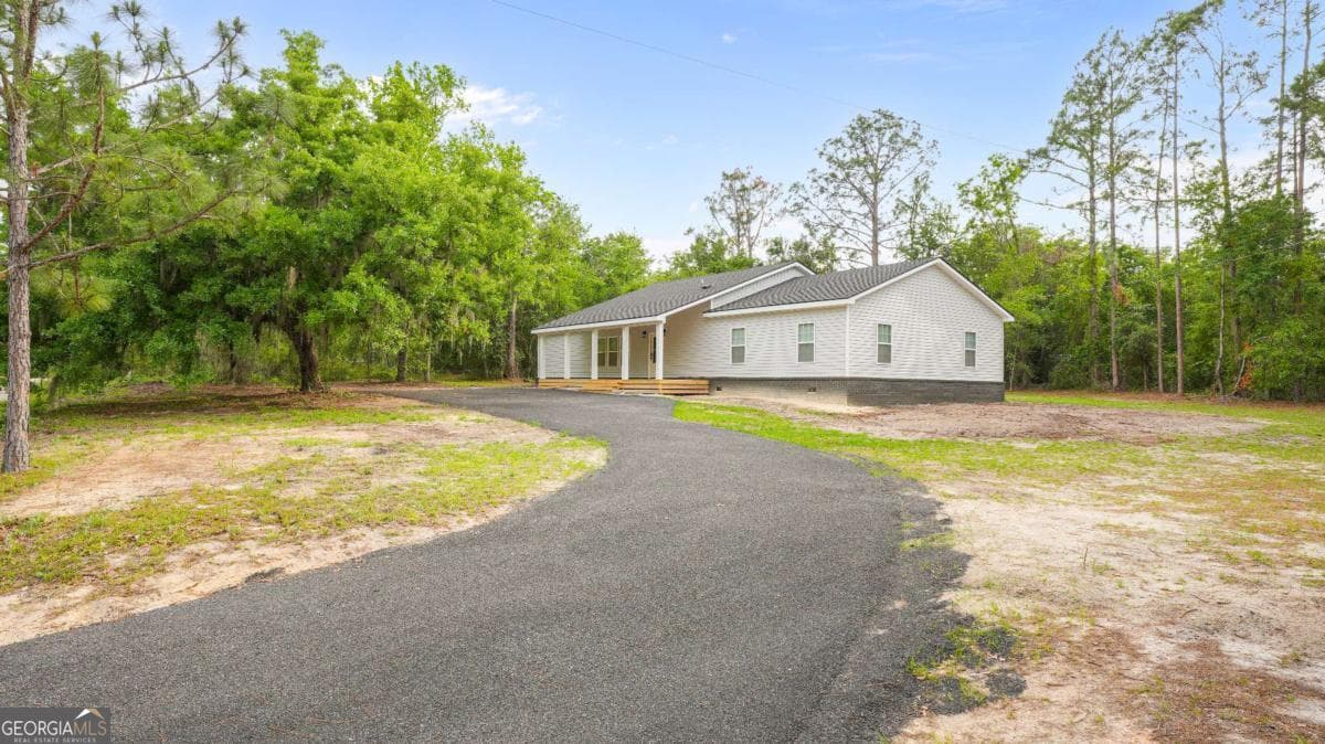 4 bedroom, 2 bathroom, 2,336 sq ft single family residence for sale at 2021 Sparrow Lane, Blackshear, GA 31516 — photo 2