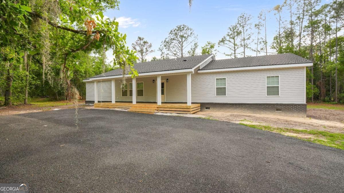 4 bedroom, 2 bathroom, 2,336 sq ft single family residence for sale at 2021 Sparrow Lane, Blackshear, GA 31516