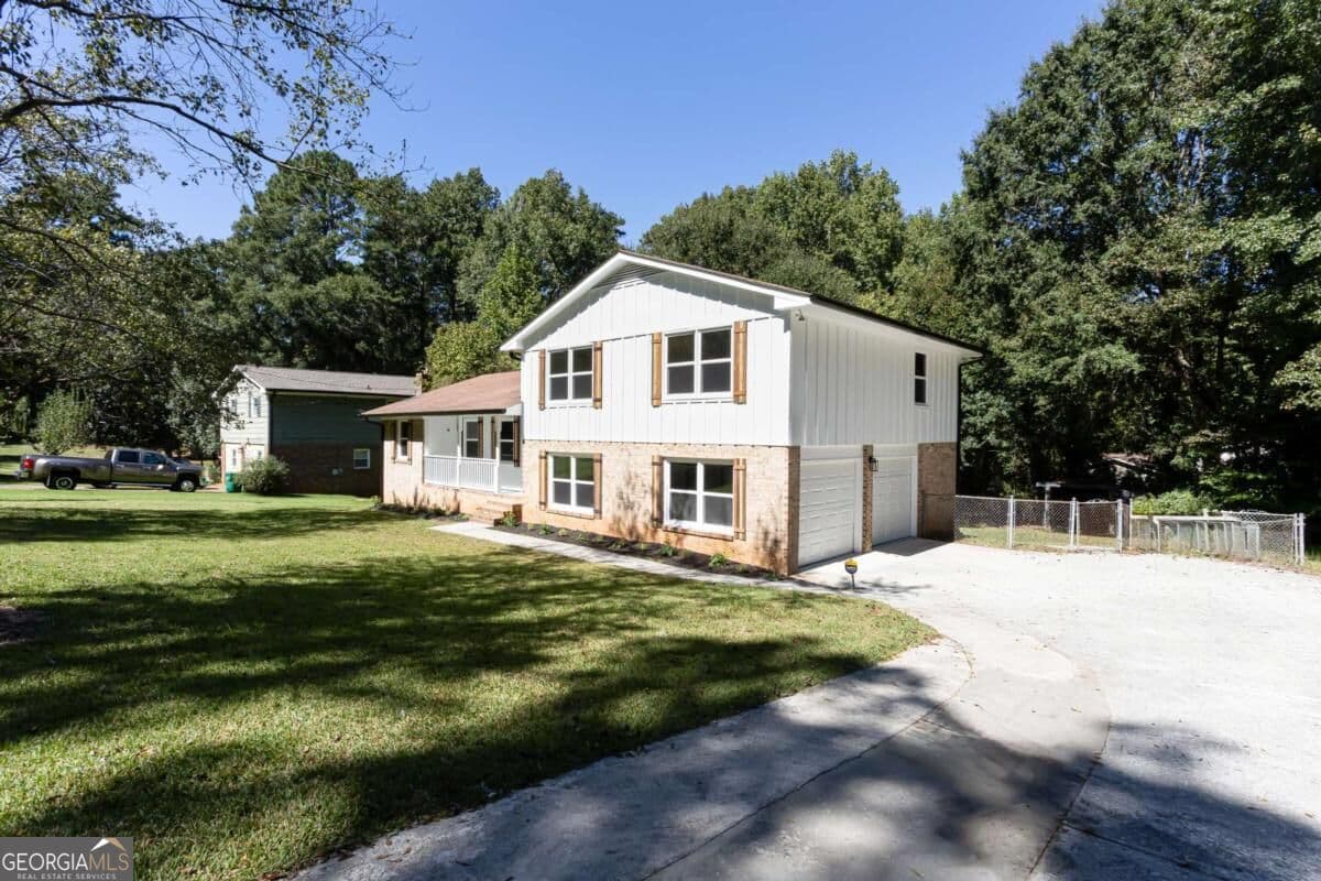 3 bedroom, 3 bathroom single family residence under contract at 2882 Creek Drive, Duluth, GA 30096 — photo 3