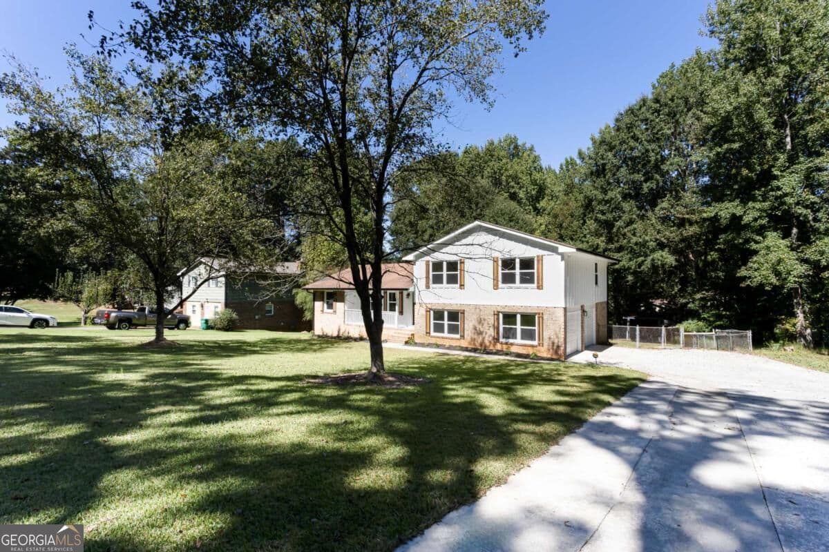 3 bedroom, 3 bathroom single family residence under contract at 2882 Creek Drive, Duluth, GA 30096 — photo 4