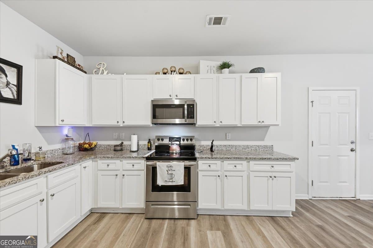 4 bedroom, 2.5 bathroom, 1,808 sq ft single family residence for sale at 115 Ison Woods Court, Griffin, GA 30224 — photo 8