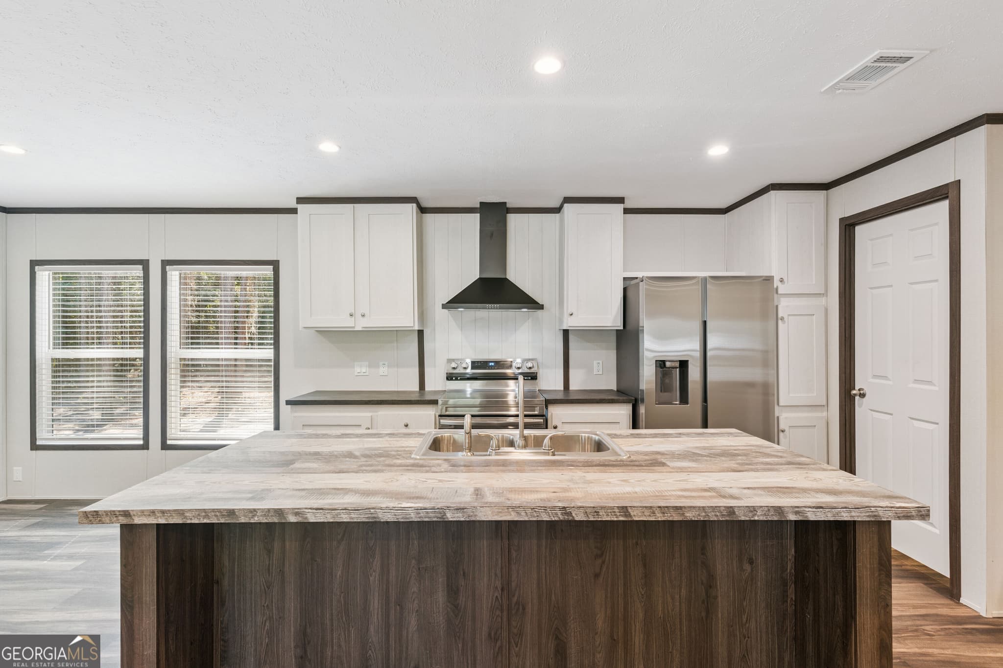 4 bedroom, 2 bathroom, 1,792 sq ft manufactured home,single family residence for sale at 1052 Austin Place, Darien, GA 31305 — photo 6
