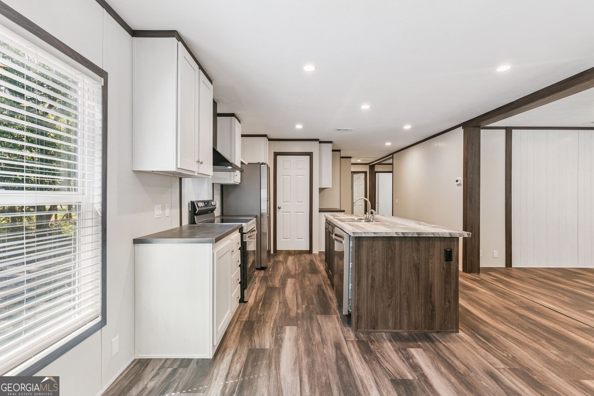 4 bedroom, 2 bathroom, 1,792 sq ft manufactured home,single family residence for sale at 1052 Austin Place, Darien, GA 31305 — photo 5