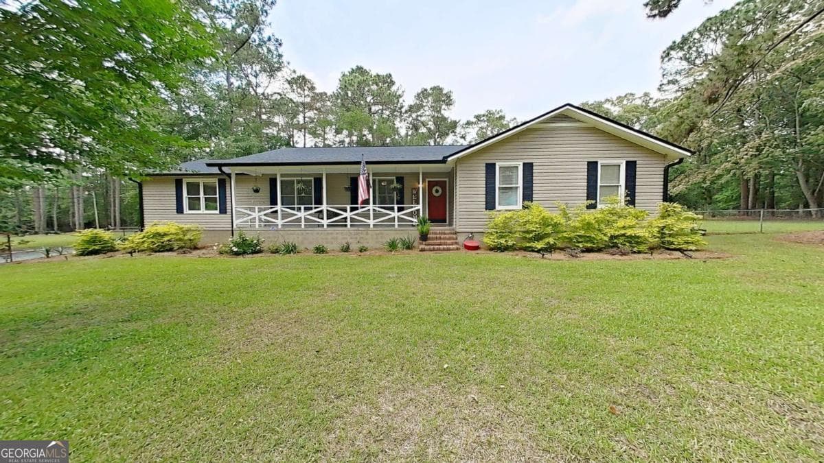 3 bedroom, 2 bathroom, 1,716 sq ft single family residence under contract at 326 Brentwood Drive, Thomasville, GA 31792 — photo 2