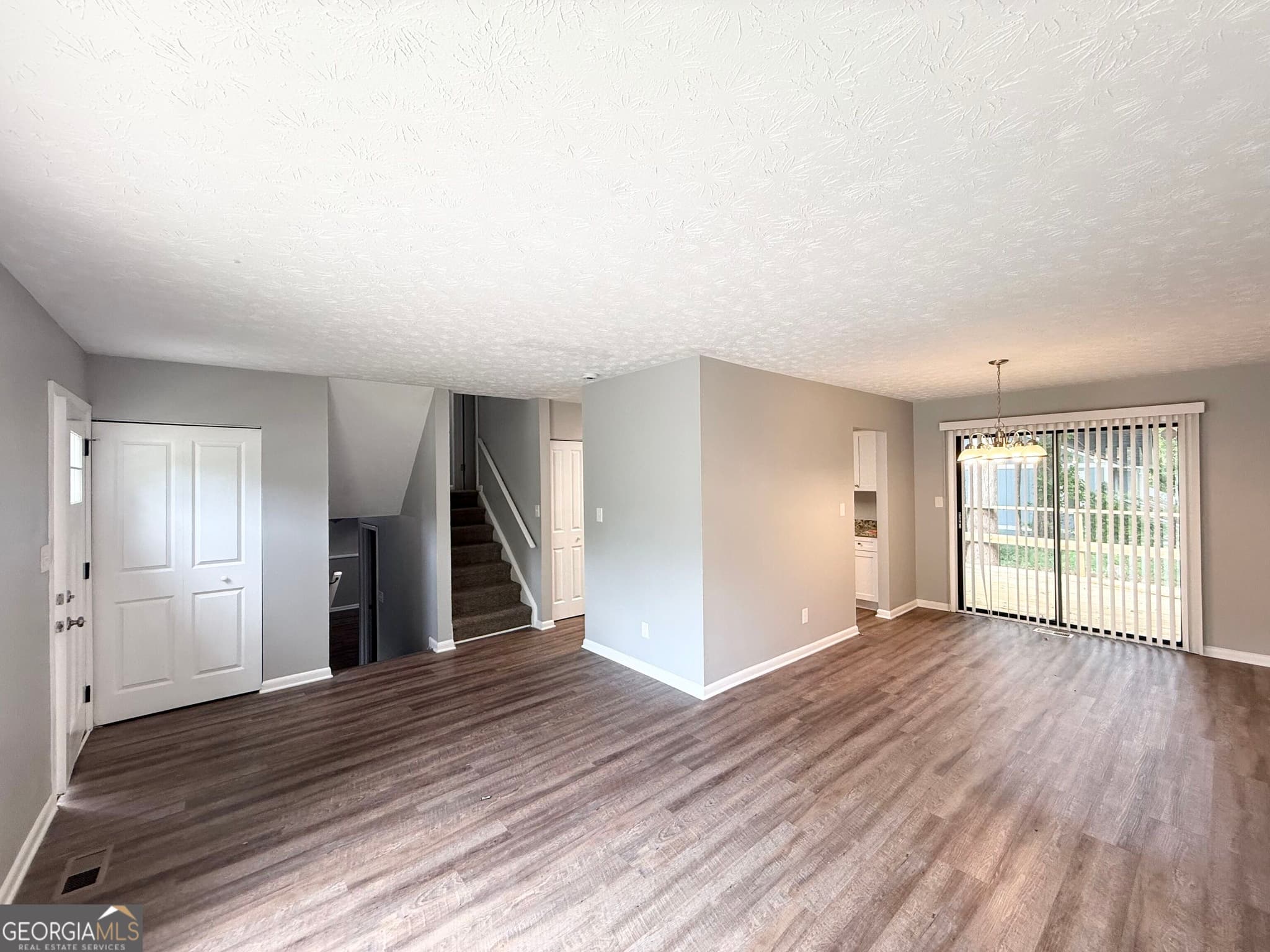 3 bedroom, 2 bathroom, 1,668 sq ft single family residence for sale at 4887 Martins Crossing Road, Stone Mountain, GA 30088 — photo 3