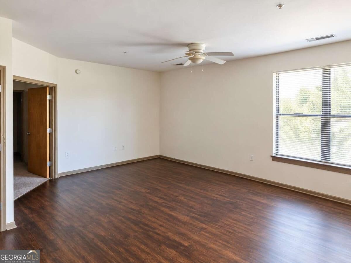 2 bedroom, 1 bathroom, 1,105 sq ft loft,condominium for sale at 898 Oak Street 1215, Atlanta, GA 30310 — photo 2