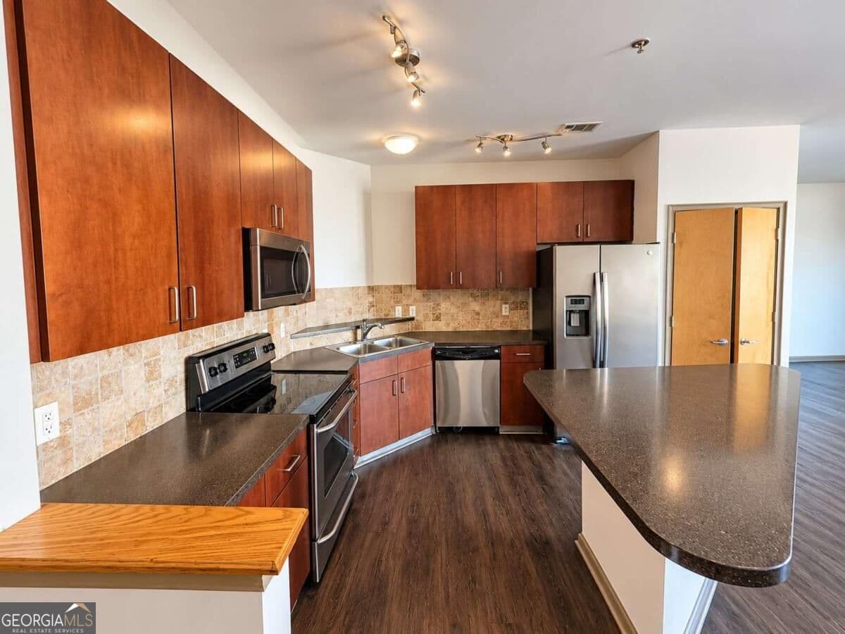 2 bedroom, 1 bathroom, 1,105 sq ft loft,condominium for sale at 898 Oak Street 1215, Atlanta, GA 30310 — photo 6